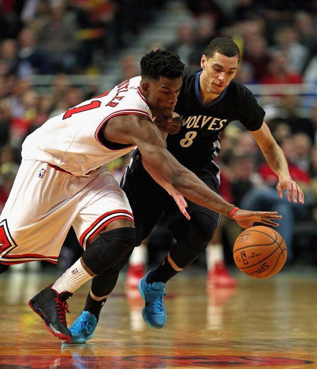 英超002：水晶宫VS维拉比分预测，沃特金斯状态火热连场进球.